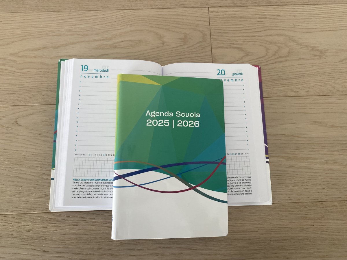 AGENDA SCUOLA COPERTINA MOVIMENTO